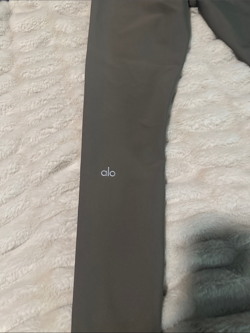Alo Yoga Women’s Airlift High-Waist Leggings in Olive Green XS *flaw* - Picture 3 of 8